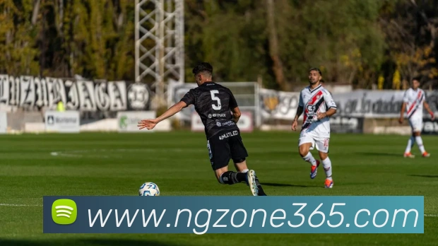 拜仁工作人员清除积雪保障球队训练孔帕尼亲自致谢合影留念